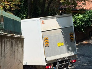 In collina il furgoncino resta incastrato e prende fuoco, intervengono i pompieri
