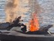 Moto d'acqua in fiamme sul lago ad Angera, vigile del fuoco di Ispra non in servizio doma l'incendio