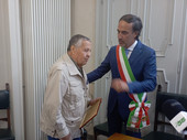 VIDEO e FOTO. Renato Pozzetto cittadino onorario di Laveno Mombello: «Affettuoso narratore del nostro territorio». La gag col sindaco: «Taac»