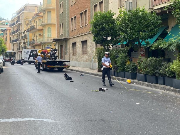 Tragico schianto ad Alassio: perde la vita uno scooterista 39enne, ferito il passeggero Tragico schianto ad Alassio: perde la vita uno scooterista 39enne, ferito il passeggero
