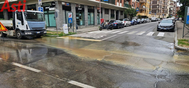 Fiume d'acqua in corso Dante per un tubo rotto, strada chiusa e viabilità deviata [FOTO E VIDEO]
