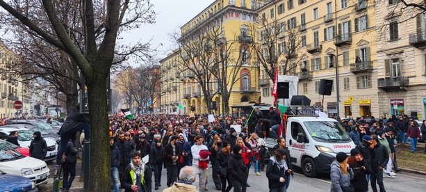 Aska non si arrende: parte il corteo in una città blindata Aska non si arrende: parte il corteo in una città blindata