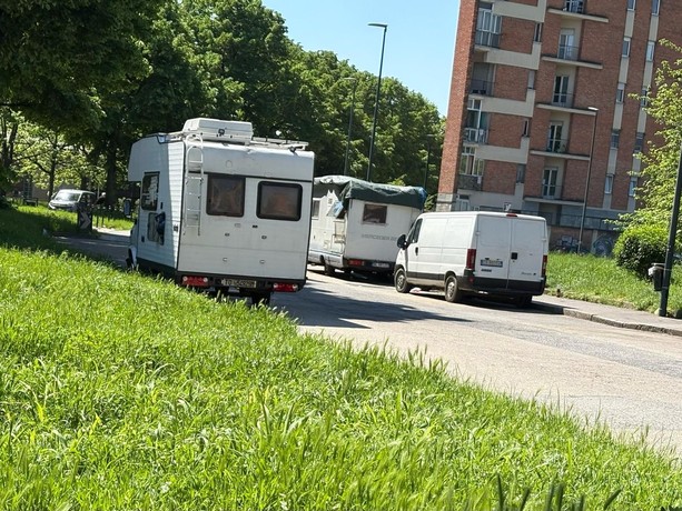 Invasione di camper alle spalle delle case popolari: &quot;Li avevamo mandati via, sono tornati&quot;