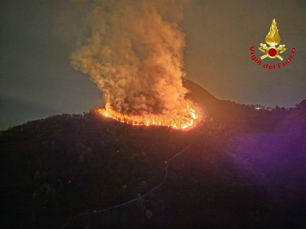 VIDEO e FOTO. Continua la lotta contro l'incendio nei boschi di Laveno: in azione stamattina anche due elicotteri e droni