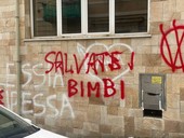 “Salis nazista”, “Salvate i bimbi”: scritte shock sui muri di tre scuole genovesi “Salis nazista”, “Salvate i bimbi”: scritte shock sui muri di tre scuole genovesi
