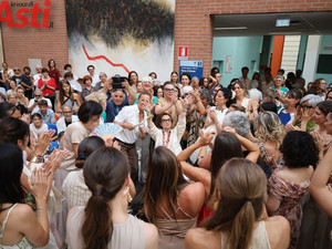 La bellezza della cura sfila al Cardinal Massaia, una serata per celebrare la speranza. In scena anche le infermiere diventano "modelle" [FOTO E VIDEO]
