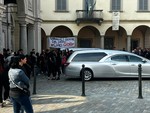 Iniziato a Induno il funerale di Enzo Ambrosino: presente anche il padre. «Sorridici da lassù»
