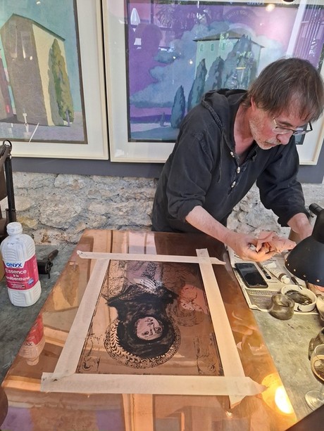 Ottanta sguardi per una sola icona: la “Mona” che rinasce ad Antibes Ottanta sguardi per una sola icona: la “Mona” che rinasce ad Antibes