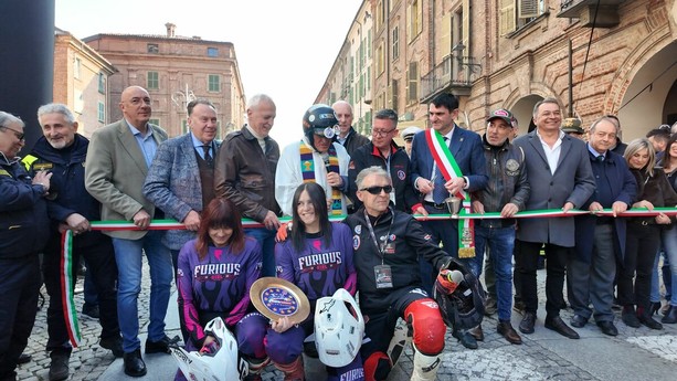 Fossano è “internazionale” con il “Motoraduno di Primavera” inaugurato oggi in via Roma [FOTO]
