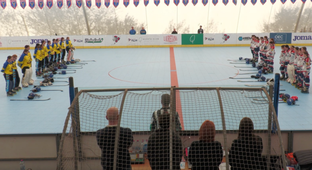 VIDEO. Bastoni, guanti, caschi sulla pista e quelle ragazze pietrificate dal dolore in attesa di Emma: «Ti vogliamo bene, resta con noi»