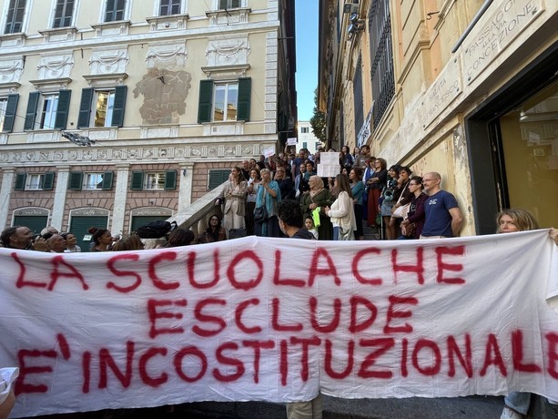 Striscione rimosso alla Daneo, centinaia in presidio: “La scuola che esclude è incostituzionale”