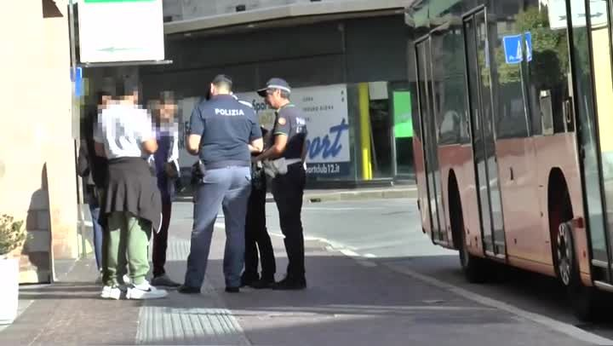 VIDEO. Varese, raffica di controlli nelle zone "calde": identificate 62 persone e trovata droga. Espulsi due irregolari VIDEO. Varese, raffica di controlli nelle zone "calde": identificate 62 persone e trovata droga. Espulsi due irregolari