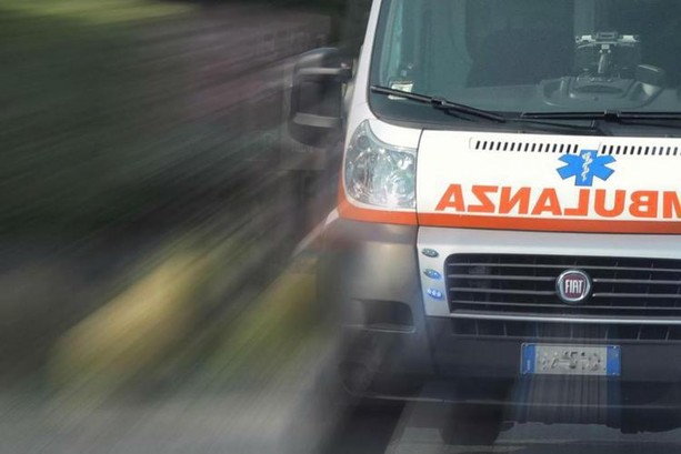 Si scontra con un'auto, motociclista di 18 anni ferito a Venegono Inferiore