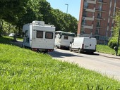 Invasione di camper alle spalle delle case popolari: &quot;Li avevamo mandati via, sono tornati&quot;