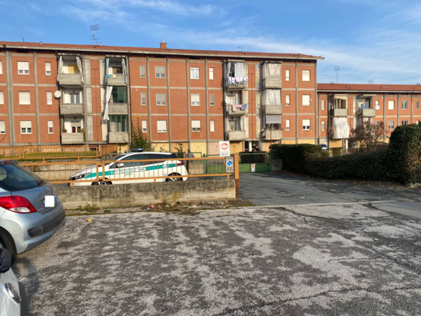 Saluzzo, pit bull incustodito azzanna agente della Polizia Locale. L’uomo trasportato in ospedale