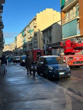 A fuoco un appartamento, evacuato un palazzo in via Tonale