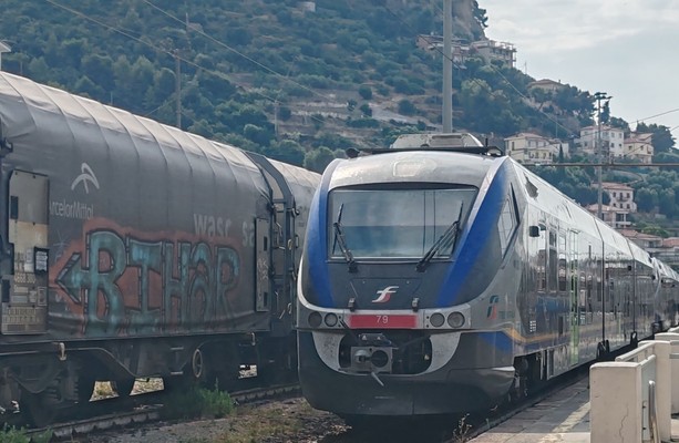 Vallecrosia, lanciano sassi al treno in corsa rompendo i finestrini: passeggeri costretti a scendere a Bordighera