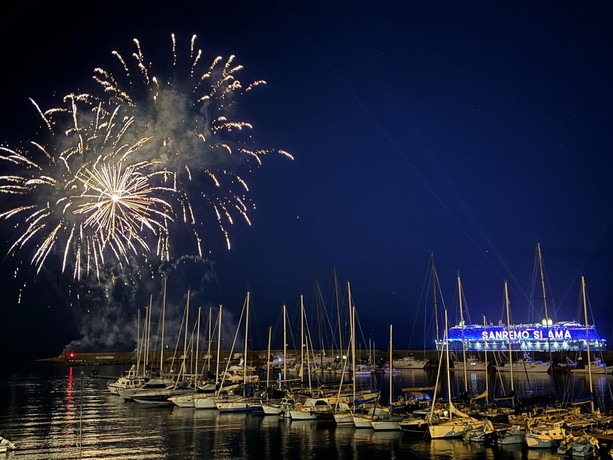 Sanremo: lo spettacolo dei fuochi 'musicali' dà il via alla settimana del Festival (Foto e Video) (foto)