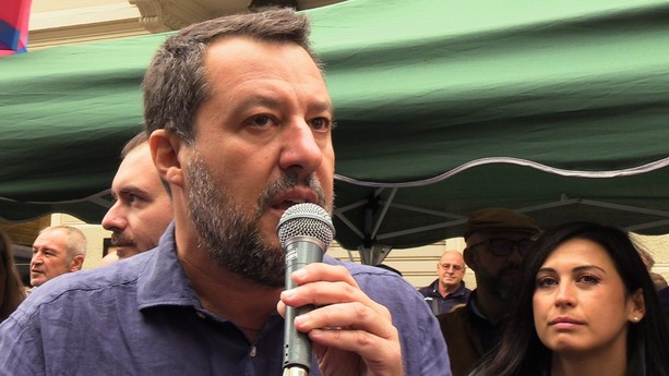 Auto, Salvini sfida l’Europa: “Con noi al Governo un referendum per bloccare lo stop ai motori diesel e benzina” [VIDEO]