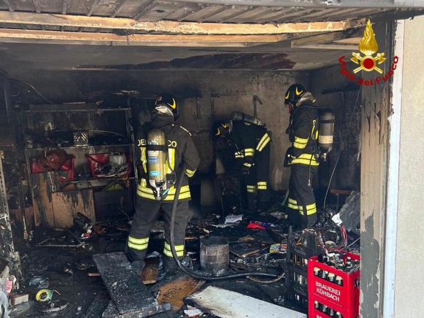 Scoppia un incendio in un box, vigile del fuoco fuori servizio "blocca" le fiamme Scoppia un incendio in un box, vigile del fuoco fuori servizio "blocca" le fiamme
