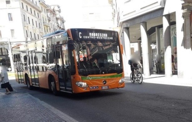 Varese, conducente dell'autobus aggredito a calci e pugni alla fermata di corso Moro Varese, conducente dell'autobus aggredito a calci e pugni alla fermata di corso Moro