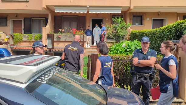Omicidio di Saronno ancora senza un movente. La donna trovata dai carabinieri seduta sul divano con il coltello in mano