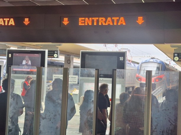 Esplode tubatura d'acqua a Porta Nuova: treni cancellati e ritardi