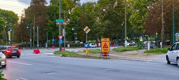 Semaforo spento in corso Vittorio: la legge del Far West prende il posto del codice della strada [VIDEO]