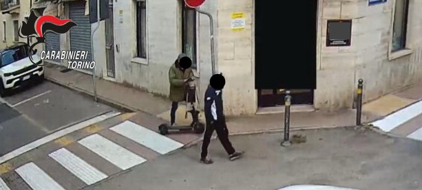 Svaligiarono l'ufficio postale di Villastellone legando la direttrice alla sedia: tre rapinatori incastrati dalle immagini delle telecamere