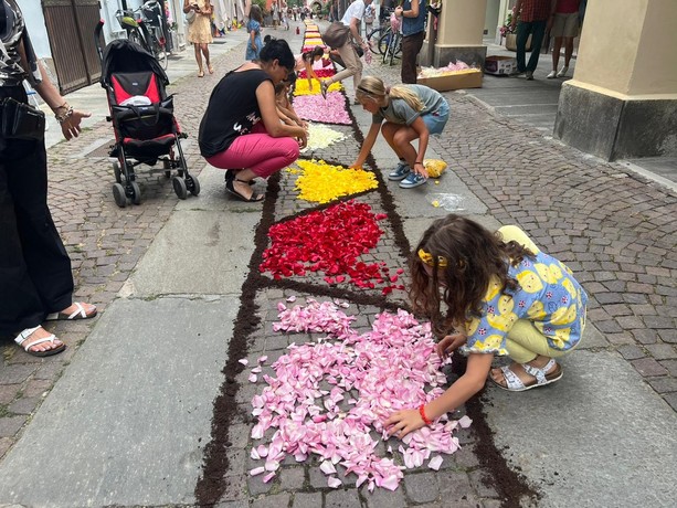 Infiorata di Cuneo 2025: fiori, arte e fede per la Madonna del Carmine
