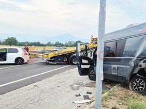 Scontro tra auto e camper sulla Statale 231, strada bloccata a Centallo Scontro tra auto e camper sulla Statale 231, strada bloccata a Centallo