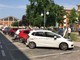 Bra, perde il controllo dell’auto e si schianta contro 7 auto in sosta