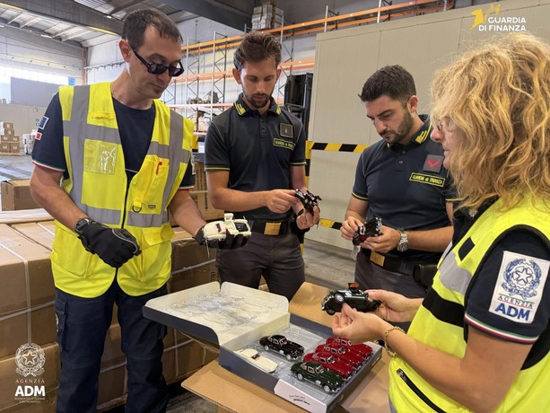 Porto di Pra', sequestrati 2400 modellini Mercedes con il marchio contraffatto Porto di Pra', sequestrati 2400 modellini Mercedes con il marchio contraffatto