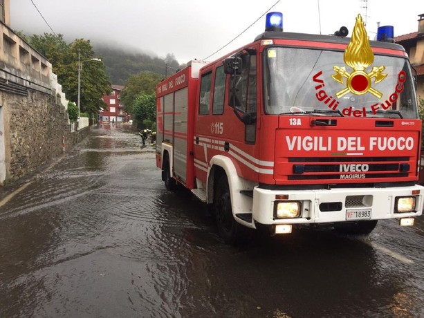 Il maltempo colpisce l'Alto Varesotto: smottamento sulla statale 233 della Valganna, allagamenti a Cunardo e Marchirolo Il maltempo colpisce l'Alto Varesotto: smottamento sulla statale 233 della Valganna, allagamenti a Cunardo e Marchirolo