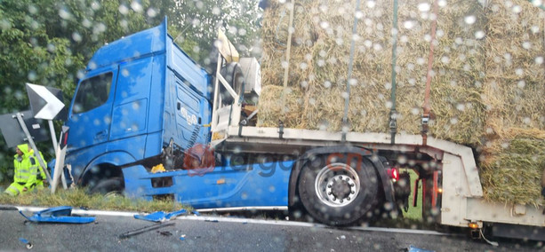 Scontro tra due mezzi pesanti prima dell'Olla a Gaiola: uno finisce fuori strada Scontro tra due mezzi pesanti prima dell'Olla a Gaiola: uno finisce fuori strada