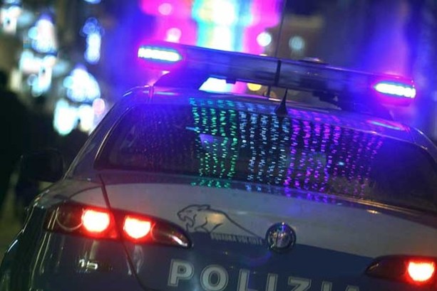Auto fermata a Mirafiori, a bordo kalashnikov, un'ascia, proiettili e droga: scatta l'arresto per tre persone Auto fermata a Mirafiori, a bordo kalashnikov, un'ascia, proiettili e droga: scatta l'arresto per tre persone
