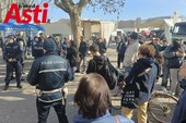 Tafferugli in Piazza del Palio: tensioni tra anarchici e Fratelli d’Italia, interviene la Polizia municipale Tafferugli in Piazza del Palio: tensioni tra anarchici e Fratelli d’Italia, interviene la Polizia municipale