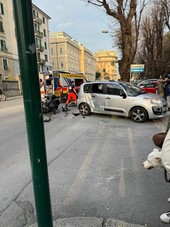 Savona, incidente tra un'auto e una moto dei carabinieri Savona, incidente tra un'auto e una moto dei carabinieri