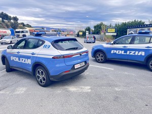 Evade dai domiciliari e tenta di rubare un paio di occhiali, poi aggredisce i poliziotti: arrestata 47enne a Savona