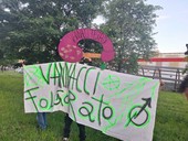 Via Gressoney blindata per Vannacci: clown e striscioni contro il generale