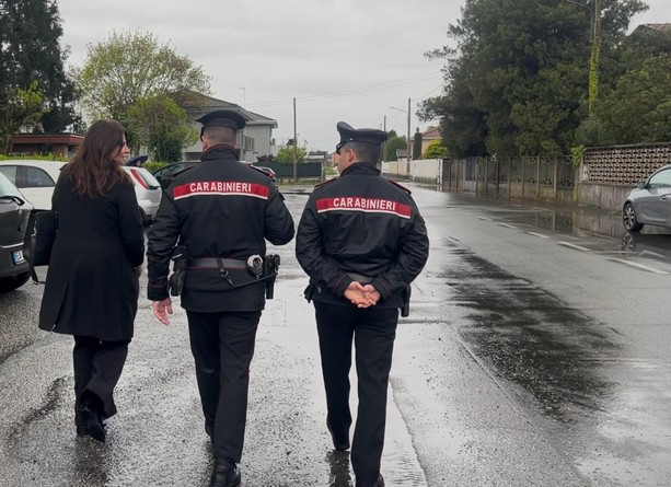 DELITTO DI SAMARATE. La famiglia di Teresa sceglie il silenzio. I vicini: «Lei era sempre sorridente. Lui educato ma chiuso»