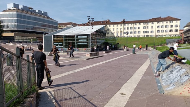 Torino sfiora i 30° ma in piazzale Valdo Fusi manca l'acqua, la richiesta degli skateboarder: &quot;Dateci un Toret&quot;