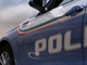 Sferra un pugno sulla testa ad una donna, viene fermato e tenta di colpire di aggredire a testate un poliziotto: denunciato