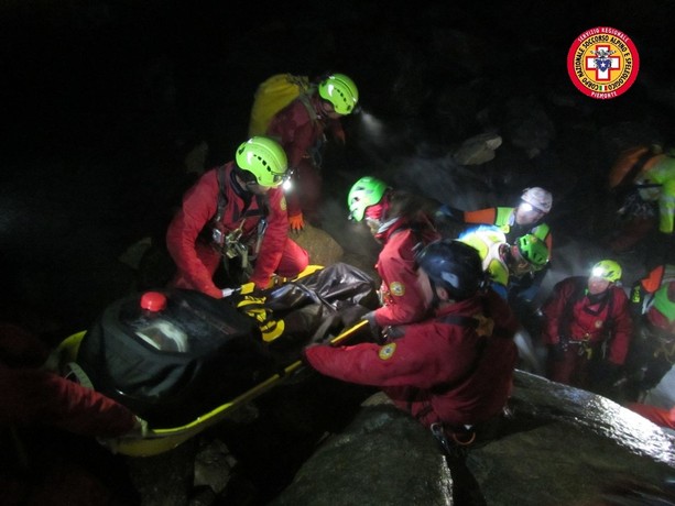 Raggiunto dalle prime squadre di soccorritori lo speleologo bloccato nella grotta dei Cinghiali Volanti Raggiunto dalle prime squadre di soccorritori lo speleologo bloccato nella grotta dei Cinghiali Volanti
