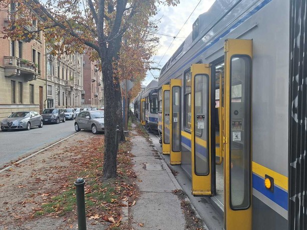 Guasto ai freni sul 16: tram fermi in coda lungo corso Luigi Einaudi Guasto ai freni sul 16: tram fermi in coda lungo corso Luigi Einaudi