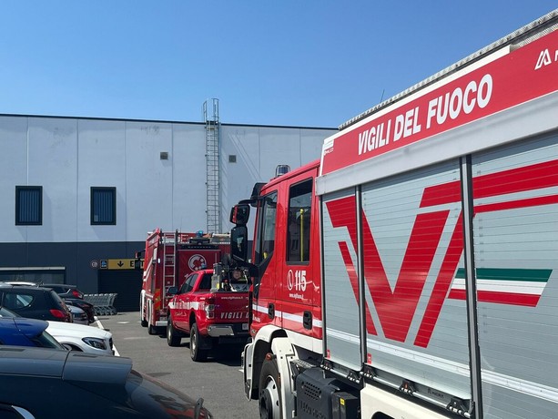 Fuoriuscita da olio bollente dall'impianto: allarme incendio, evacuato l'Aldi di viale Belforte Fuoriuscita da olio bollente dall'impianto: allarme incendio, evacuato l'Aldi di viale Belforte