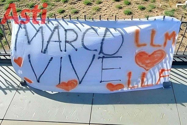 “Marco vive”: ad Asti uno striscione per ricordare il sedicenne vittima del tragico incidente stradale “Marco vive”: ad Asti uno striscione per ricordare il sedicenne vittima del tragico incidente stradale