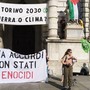 Blitz di Extinction in Comune con bandiere pro-Pal: &quot;Basta accordi con Israele&quot;