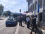 In fila sotto il sole cocente per i permessi di soggiorno: si riaccende la questione via Botticelli