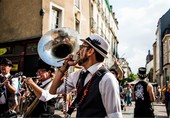 Antibes accende la stagione: bande in festa per un weekend tra musica e parate